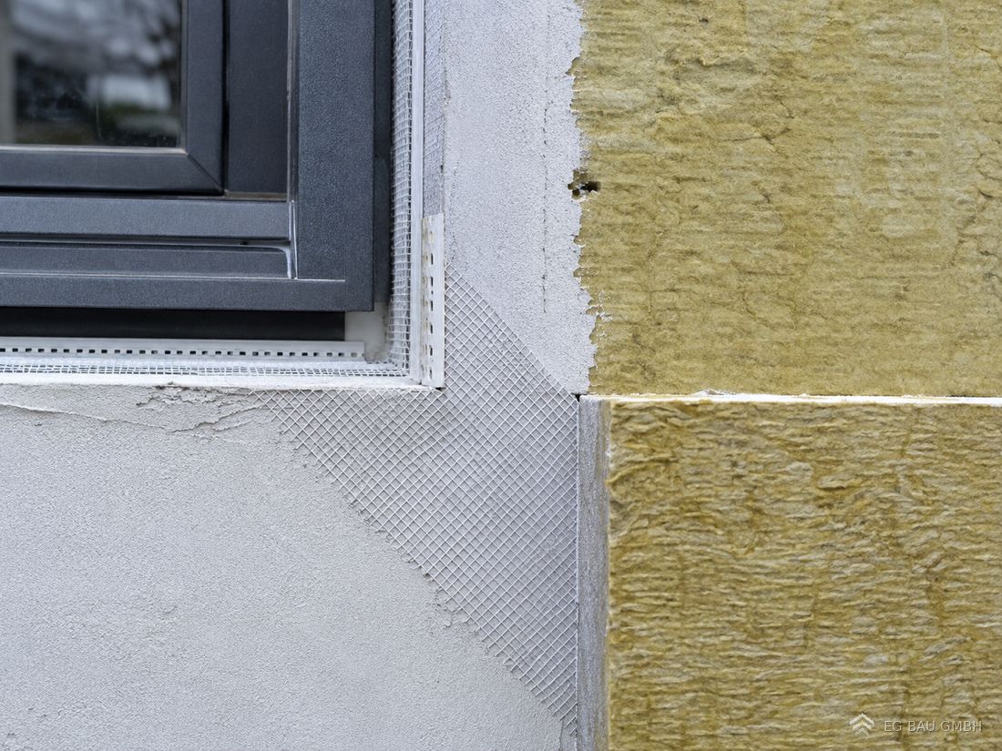 Detail einer Fensterlaibung im WDVS mit Anputzleiste und diagonaler Gewebearmierung
